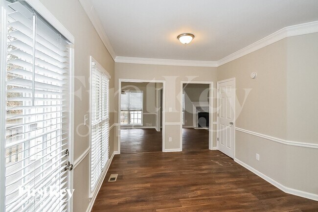 Building Photo - 4595 Kinsdale Dr