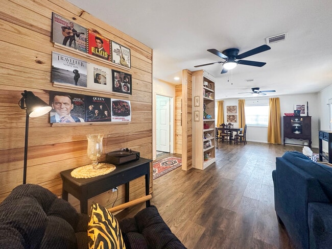 Building Photo - 402 Wallace Dean Rd