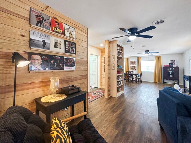 Foto del edificio - 402 Wallace Dean Rd