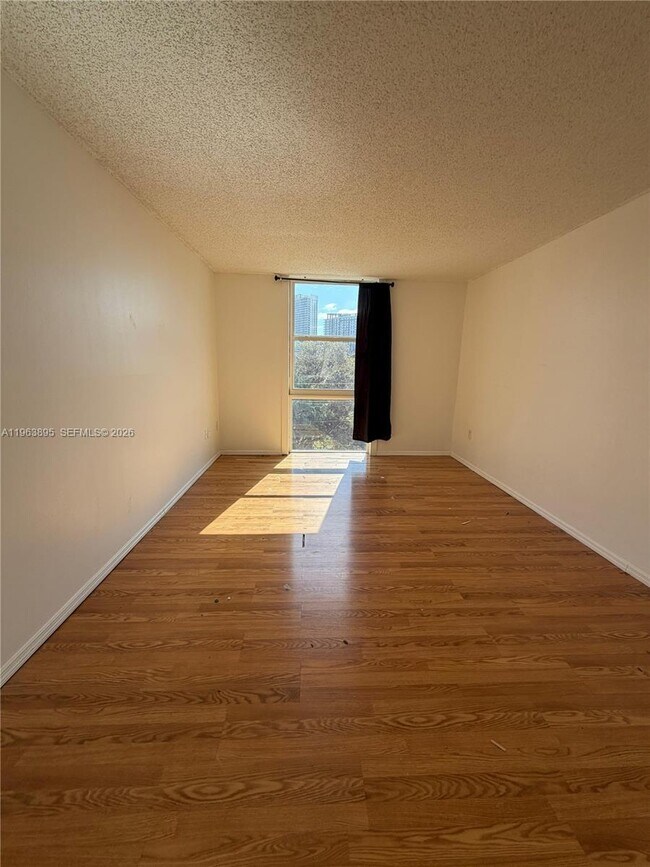 Foto del edificio - 16950 W Dixie Hwy