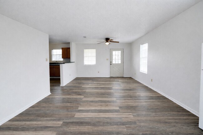 Foto del edificio - 304 Moutray Ave