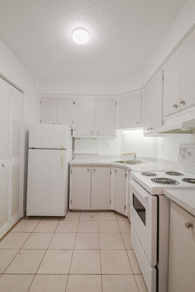 Building Photo - 2285 Saint-Mathieu Street