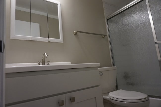 Bath - 645 W Park Ave