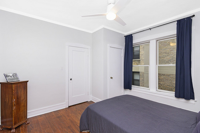 Bedroom - 3644 N Pine Grove Ave