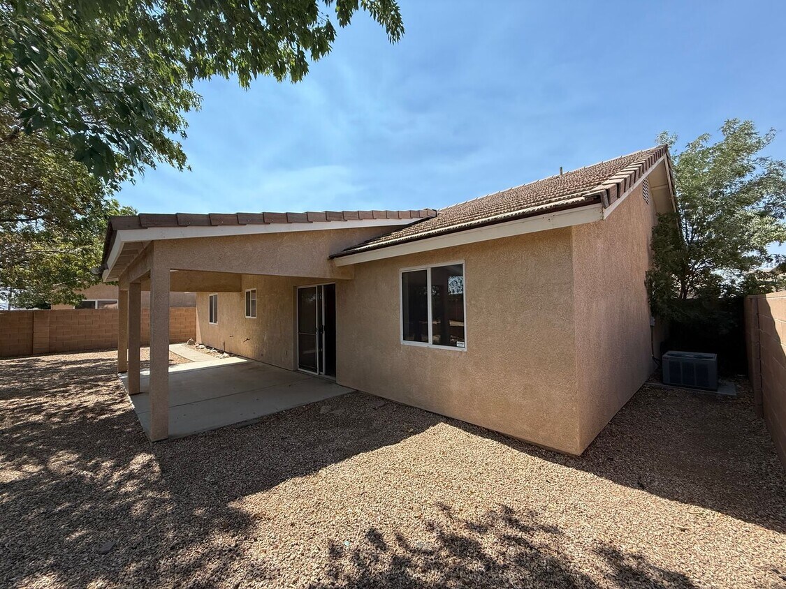 Building Photo - 3 Bedroom 2 Bathroom Home