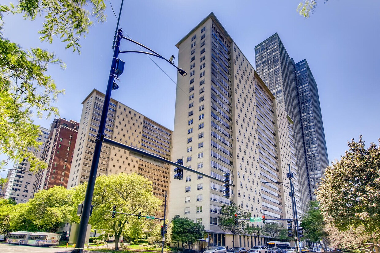 Foto principal - 3950 N Lake Shore Dr