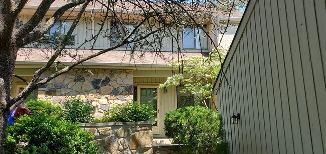 Front Porch entrance - 1644 Hunters Ct