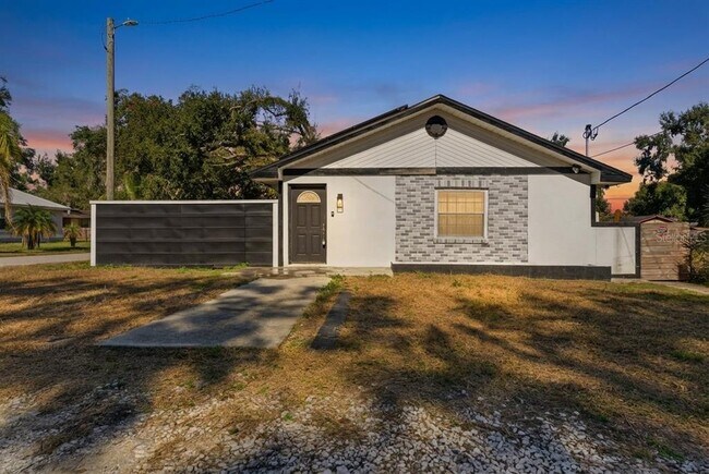 Foto del edificio - 502 Tweed Ave