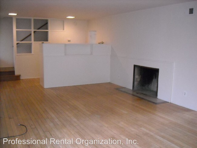 Building Photo - 1012 Azuar Ave