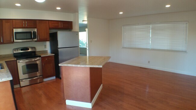 Building Photo - Beautifully update home on quiet cul-de-sac