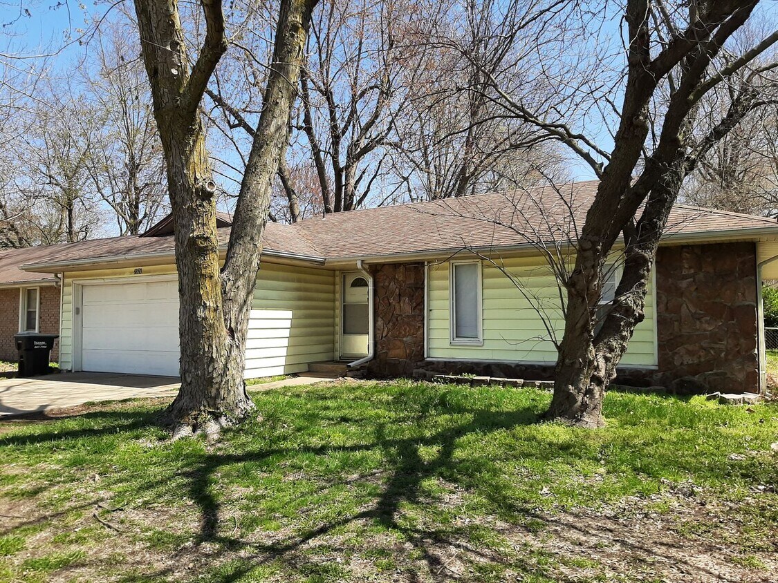 Primary Photo - Nice 3 Bedroom 2 Bath close to the mall, h...