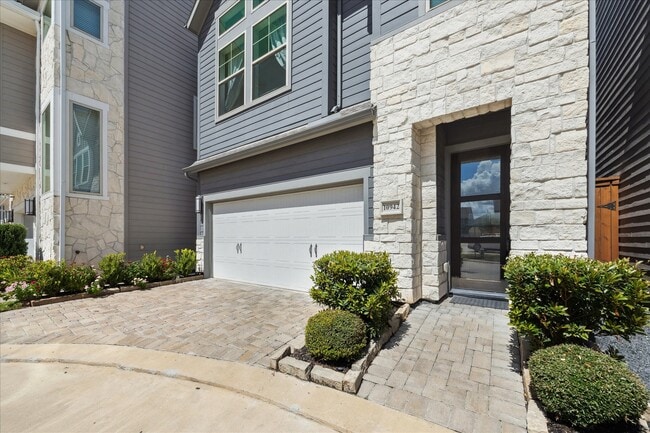 Building Photo - 10942 Brambling Wood Dr