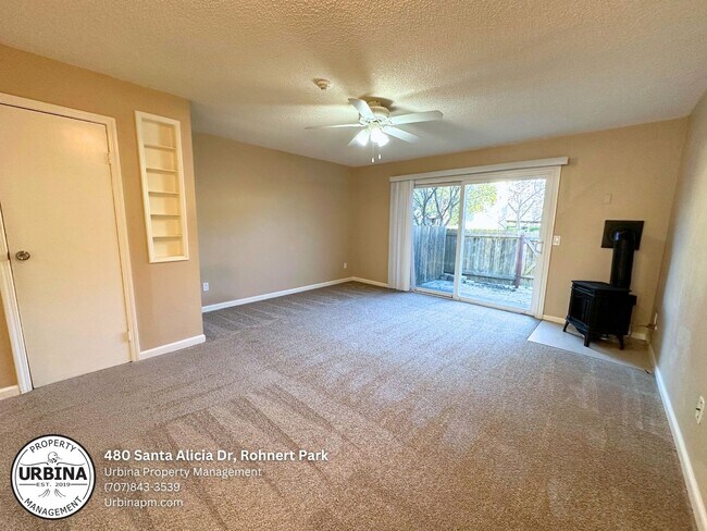 Foto del edificio - Charming 2-Bedroom Townhouse in a Prime Lo...