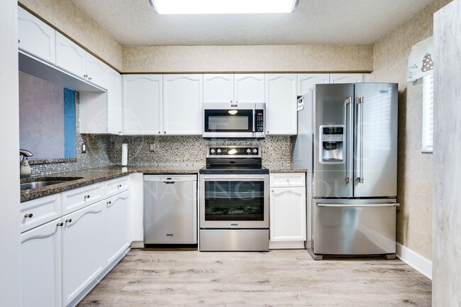 Foto del edificio - First Floor Riverfront Condo