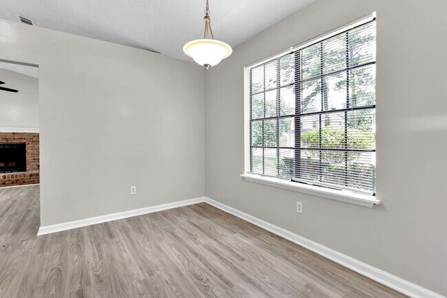 Building Photo - BEAUTIFUL 3 BEDROOM RANCH, 2 FULL BATHS