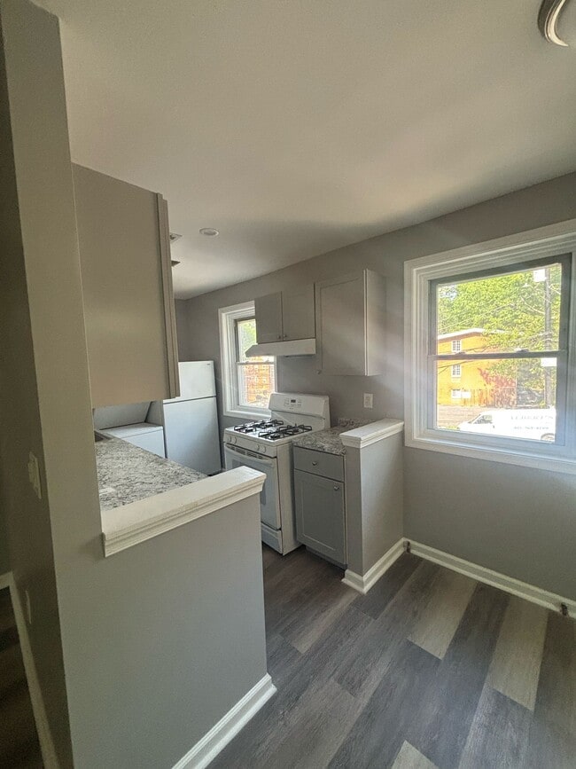 Building Photo - 1 Bedroom Apartment