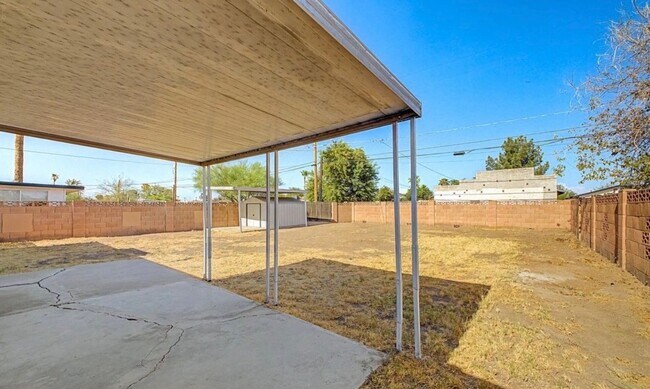 Foto del edificio - 2747 N Greenfield Rd