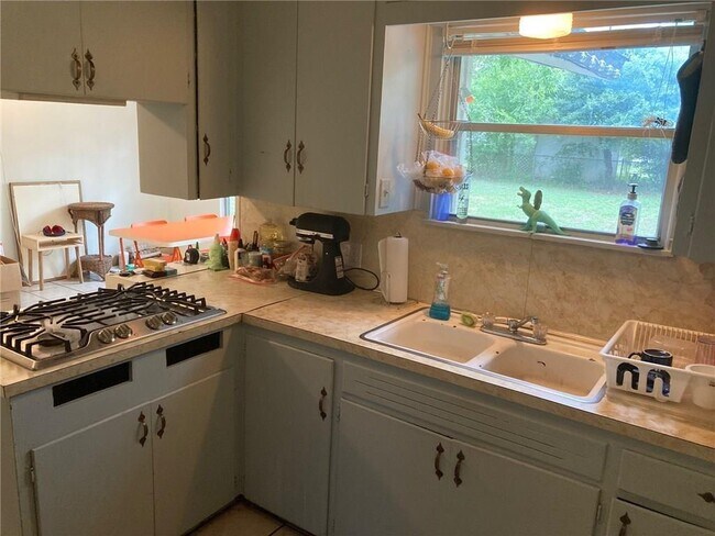 Foto del edificio - 1616 Glencrest Dr