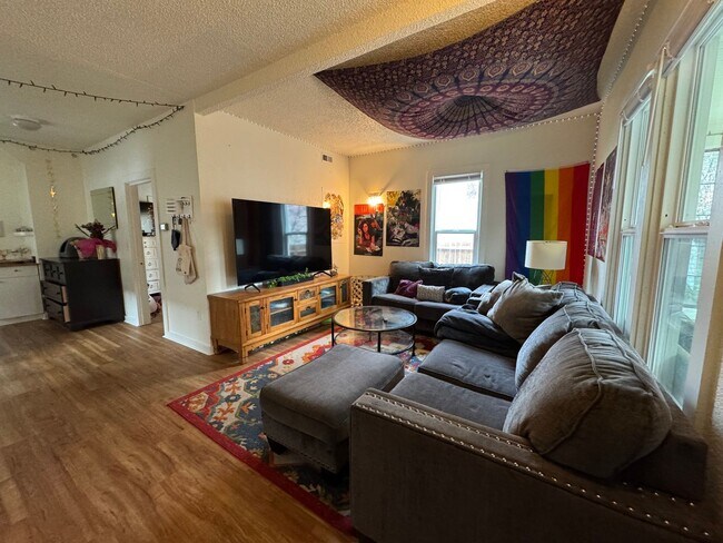 Building Photo - 4 bed, 2 bath in Happy Valley Neighborhood