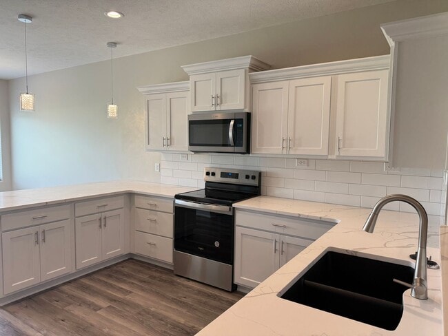 Building Photo - Ranch townhome with 2 stall garage. Spacio...