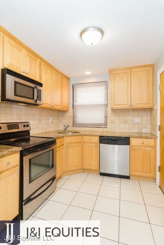 Foto del edificio - 7320-7330 N Ridge Blvd