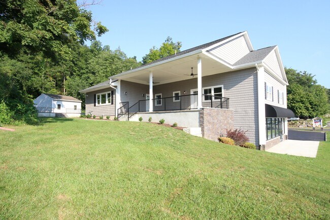 Building Photo - 719 Danbury Rd