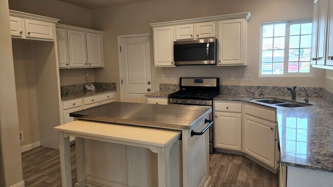 Foto del edificio - NE Bakersfield 4 bed 2 bath home with sola...