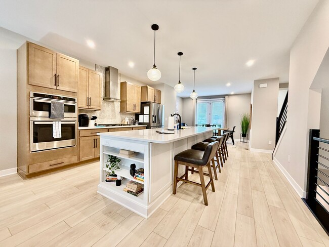 Building Photo - Central, luxury townhome in the heart of L...