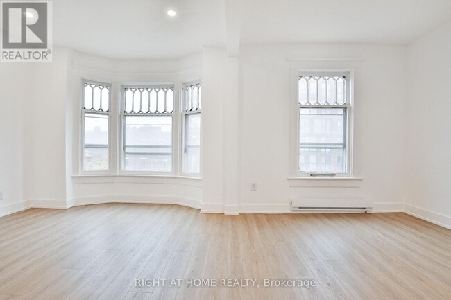 Building Photo - 552 College St