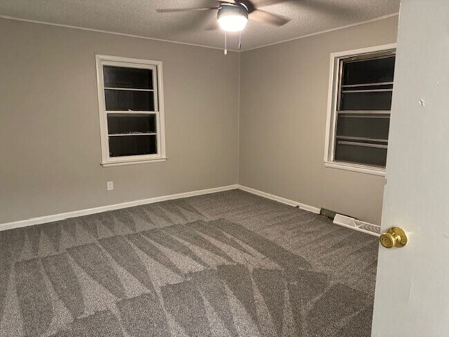 Foto del edificio - HOT OFF THE PRESS!