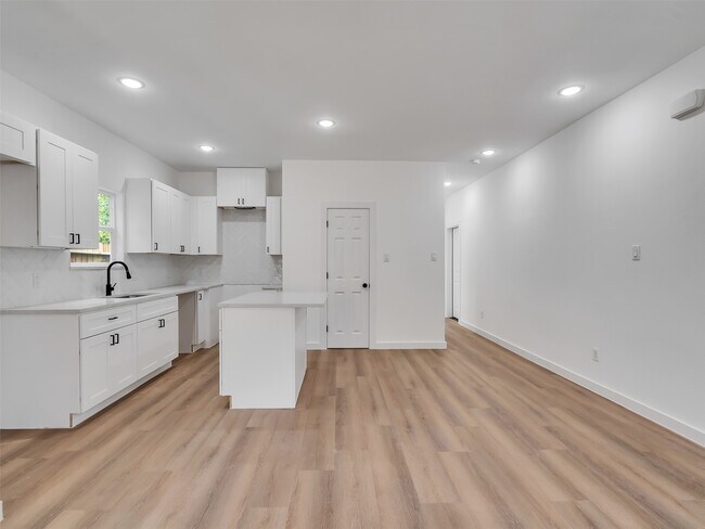 Building Photo - 8102 Crestview Dr