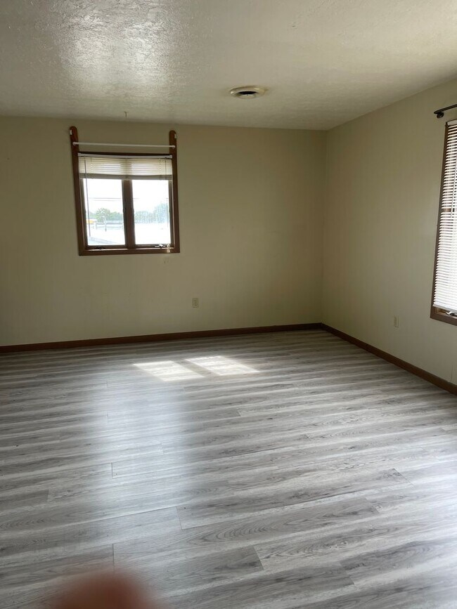 Foto del edificio - 2 bedroom 1 bathroom upstairs apartment fo...