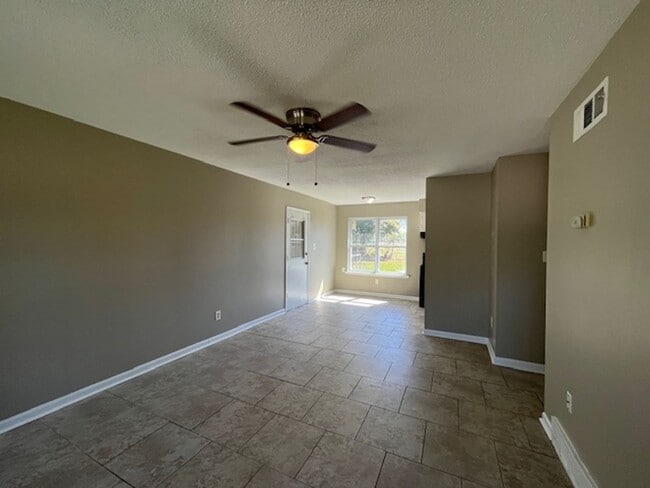 Building Photo - Renovated 3 Bedroom 1 Bath Home for Rent! ...