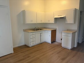 Building Photo - 600 Park Ave