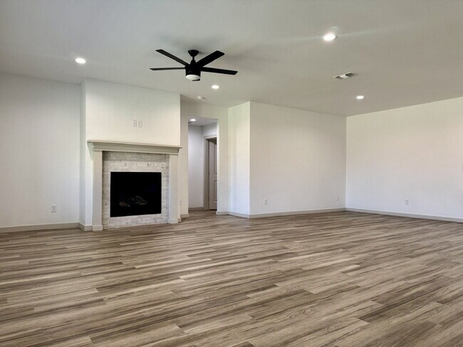 Building Photo - Beautiful 4-Bedroom Home with 2 Full Baths in Abbey Glen!