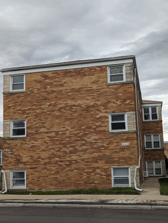 Foto principal - 8038 Grand Ave