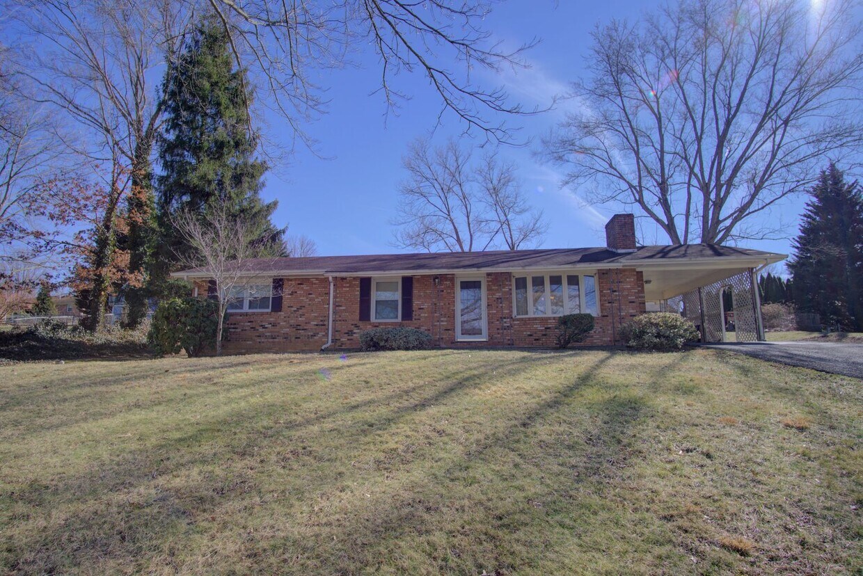 3 Bed / 2 1/2 Bath. Close to VT and CRC. A... House Rental in Blacksburg, VA