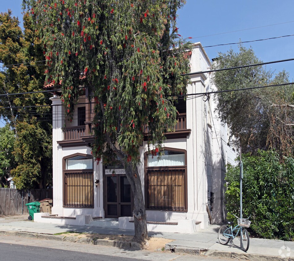 Building Photo - 112-114 Chapala St
