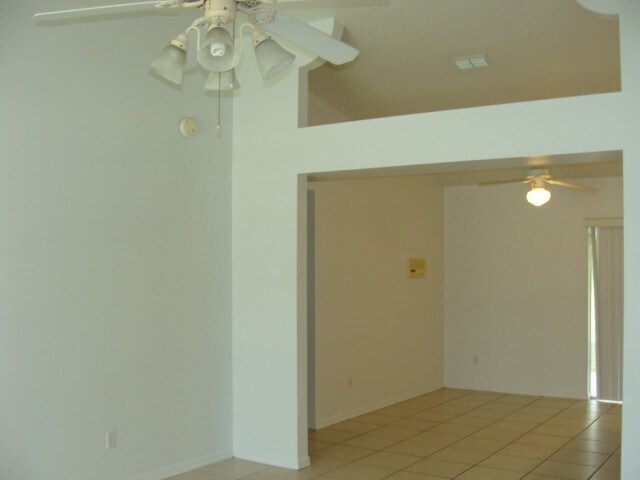 Foto del edificio - 3 Bed/2 bath 2 Car July 1 st  Call Carole ...