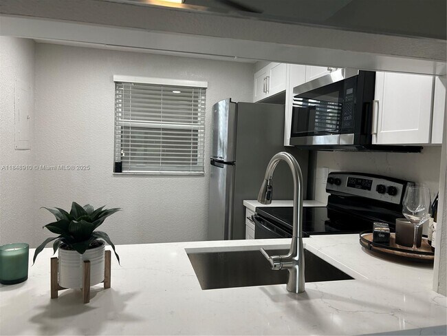 Foto del edificio - 9450 Poinciana Pl