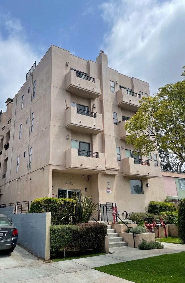 Apartamentos estilo condominio de 2 habitaciones y 2 baños con balcones. - 5827 Carlton Way