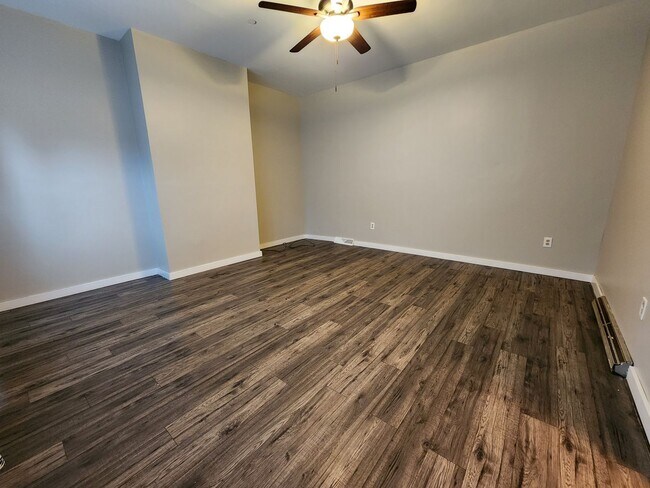 Building Photo - 3 bedroom home with large backyard on quie...