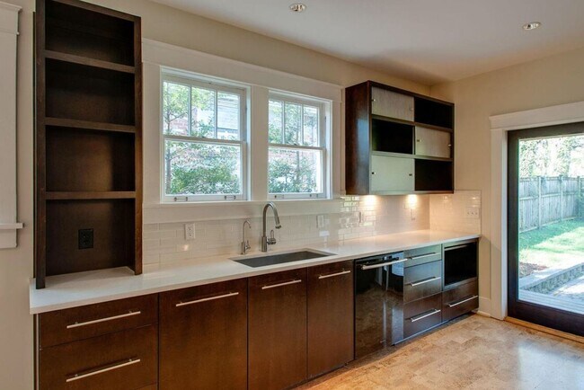Foto del edificio - Classic 1920's home in Belmont Terrace - A...