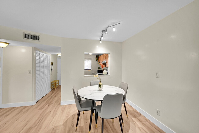 Building Photo - 9503 Boca Cove Cir