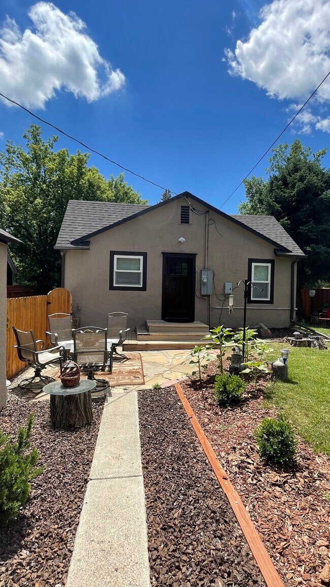 Building Photo - 521 Parkhill Dr