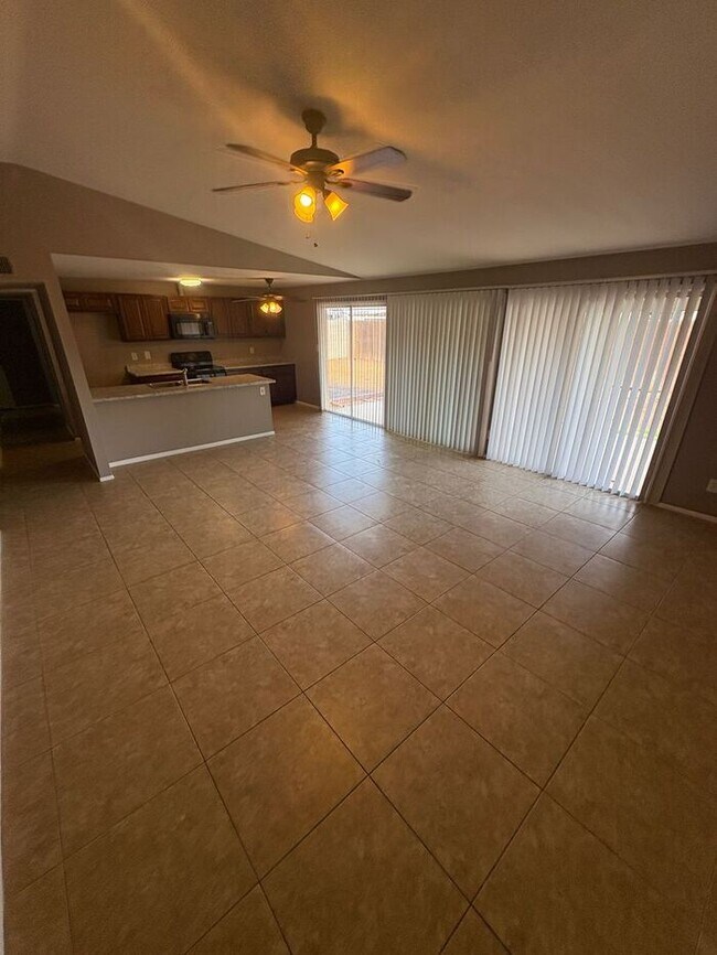 Foto del edificio - READY TO VIEW NOW! Spacious 3 Bed 1 Bath Home in Phoenix with all New Windows