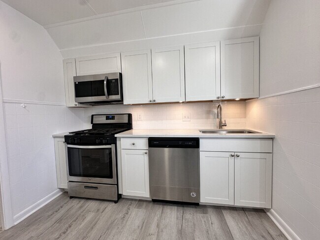 Foto del edificio - Gorgeous top-floor unit in a beautiful his...