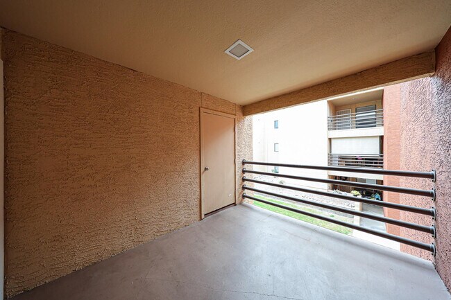 Foto del edificio - 1340 N Recker Rd