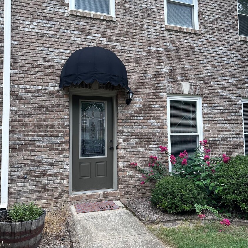 Foto principal - 2 bed, 2.5 bath townhome, all appliances i...