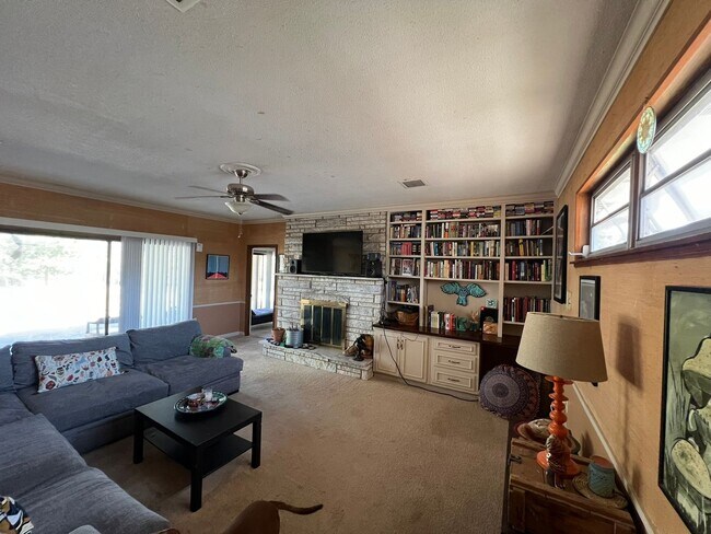 Building Photo - Spacious Single-Family Home in Country Clu...